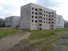 Недостроенный дом на окраине Перевальска