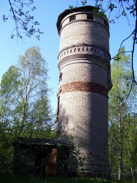 Старая водонапорная башня в поселке Рахья