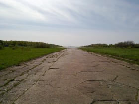 Полузаброшенный аэродром с кладбищем вертолетов