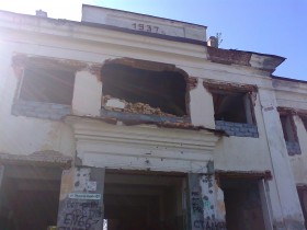 Заброшенная школа на полуострове Большеконный