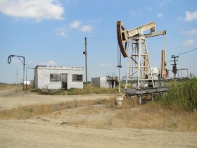 Комплекс нефтяных скважин и система первичной очистки нефти