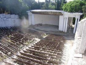 Заброшенный летний театр
