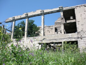 Разрушенный дворец культуры цементников