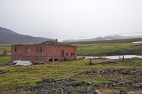 Разрушенное здание пересыльной тюрьмы