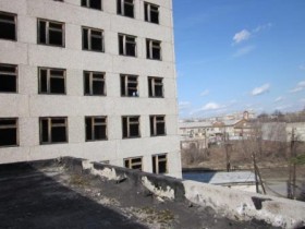 Недостроеная больница в городе Артемовский