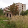 Недостроенное офицерское общежитие в деревне Хлюпино