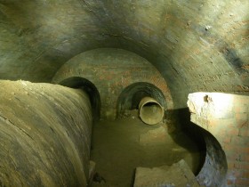 Галерея старинного водопровода с развилкой