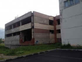 Недостроенное здание почты в Никольском