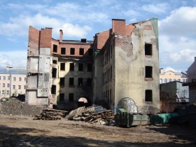 Четырехэтажный дом на Черняховского