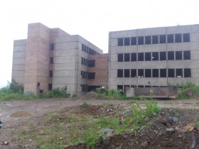 Заброшенное недостроенное административное здание