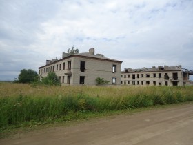 Жилые дома в деревне Подмошье