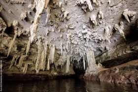 Пещеры Tham Lot и Phi Hua To