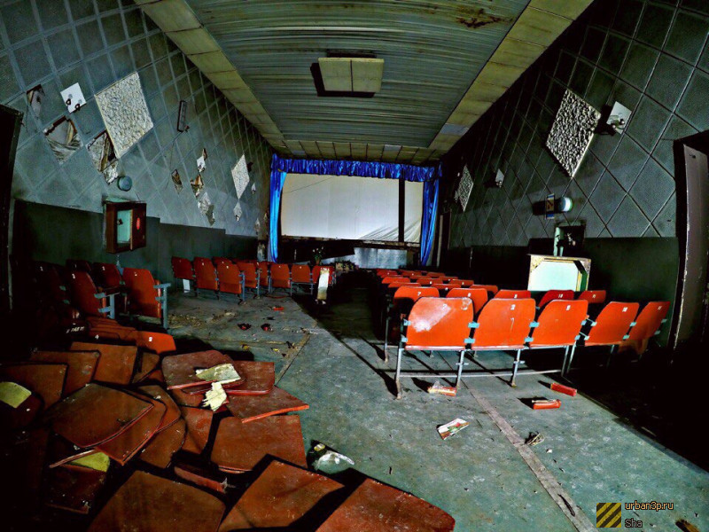 Какие были кинотеатры в москве. Старый кинотеатр. Зал кинотеатра. Кинозал внутри. Старый кинотеатр внутри.