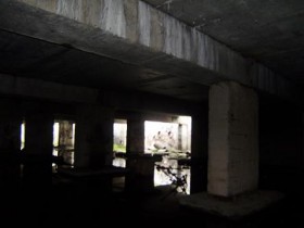 Затопленный недостроенный подземный гараж