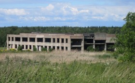 Недостроенное здание в Оржицах