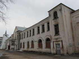 Училищный дом в Изваре