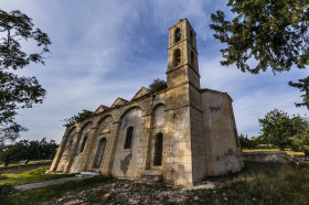 Разорённая церковь с кладбищем