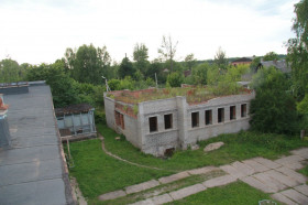 Недостроенное здание в посёлке Торковичи
