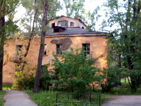 Дом с колоннами на улице Кибальчича