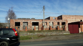 Недостроенное здание на Суворова
