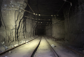 Подземная узкоколейка гипсового рудника