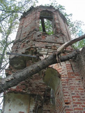 Развалины часовни недалеко от деревни Филлипово