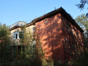 Недостроенное здание в Высоцке