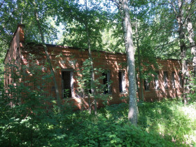 Здания в лесу в Токсово