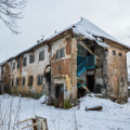 Заброшенный дом на улице Авиационной