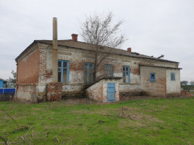 Сельская школа в Ажинове