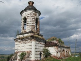 Заброшенная церковь в селе Троицк