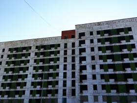 МКД девятиэтажка с зелёным простенком в городе Рудный