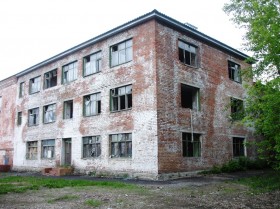 Заброшенная часть школы в деревне Осташково
