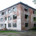 Заброшенная часть школы в деревне Осташково