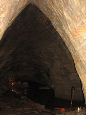 Доложская пещера и останки церкви