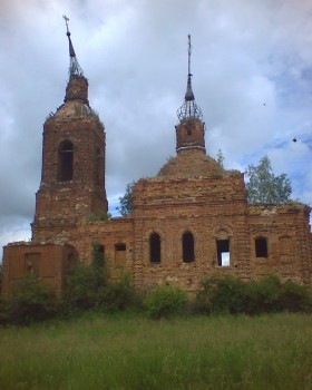 Заброшенная церковь в деревне Пруды