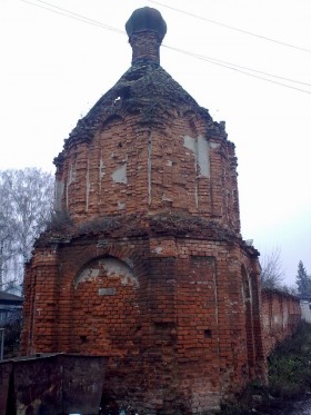 Разрушенные стены Введенского монастыря