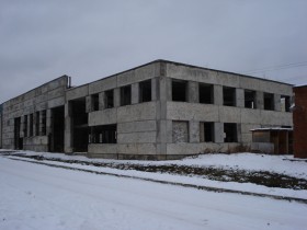 Недостроенное здание рядом с Дорожной