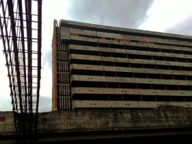 Недостроенная 16-этажная гостиница