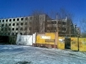 Недостроенный торговый центр на Новороссийской улице