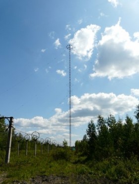 Действующая радиомачта высотой 270 метров