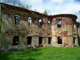 Разрушенный старинный дом