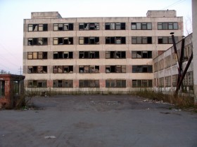 Заброшенные здания ФГУП «ОМО им. П. И. Баранова»