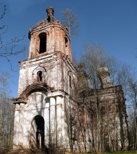 Заброшенная церковь в поселке Турны