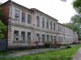 Заброшенная школа дореволюционной постройки