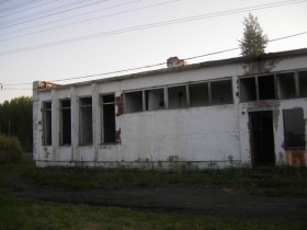 Заброшенные дома и ж/д станция в посёлке Алтынай