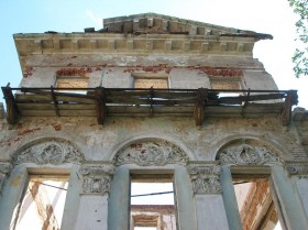 Заброшенное здание усадьбы 19 века