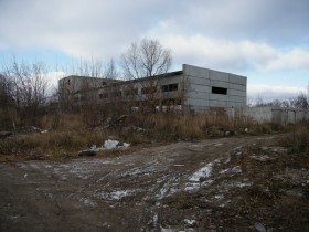 Два недостроенных промышленных здания