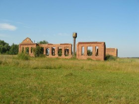 Руины здания в деревне Фроловское