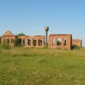 Руины здания в деревне Фроловское